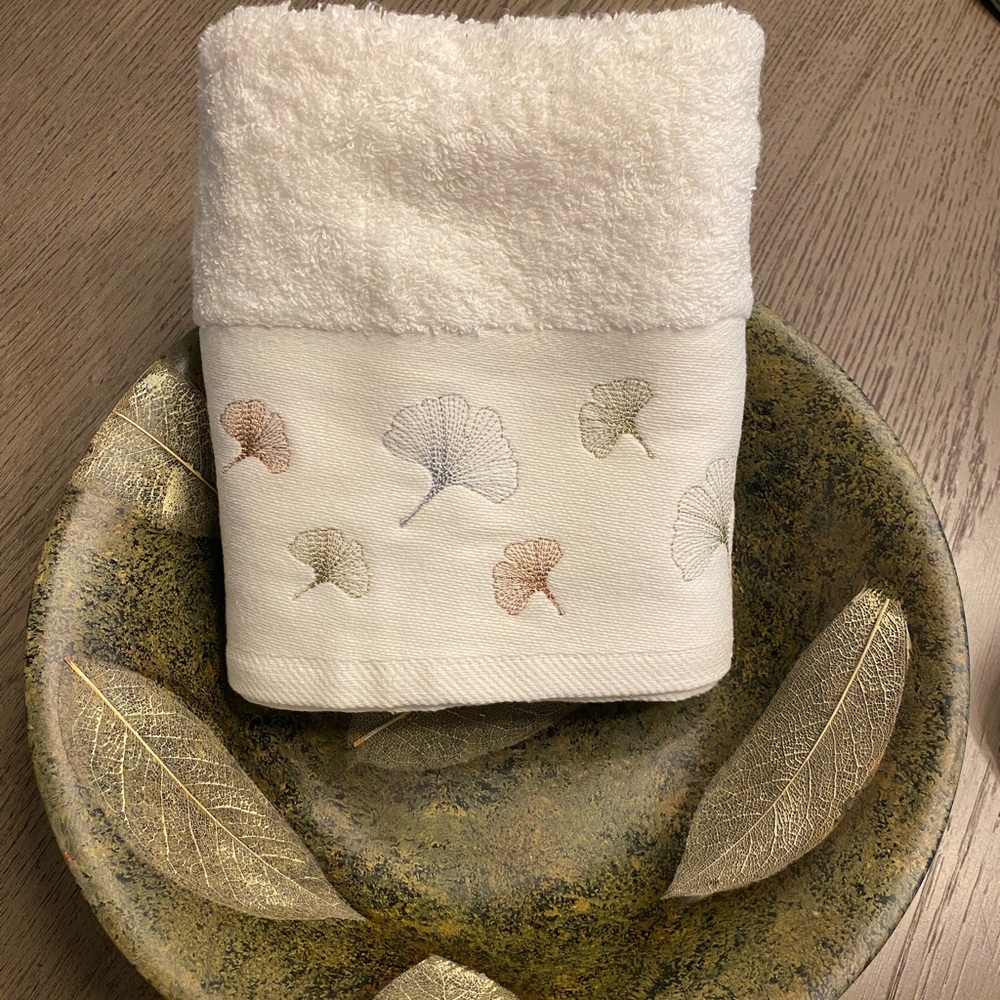 NWT LCW Home Flowers Embroidered Coton Hand and Face Towel